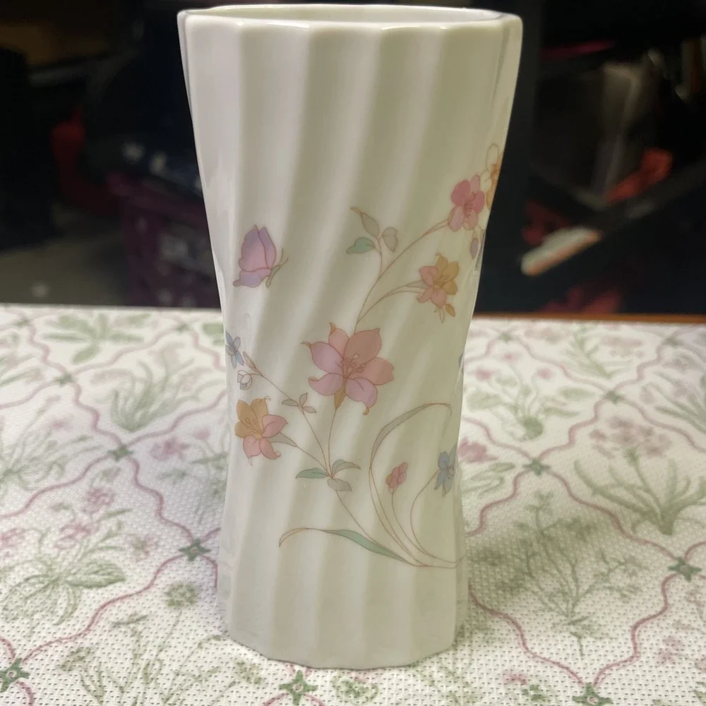 Takahashi Elle San‎ Francisco Swirl Design Vase White Porcelain Floral Butterfly